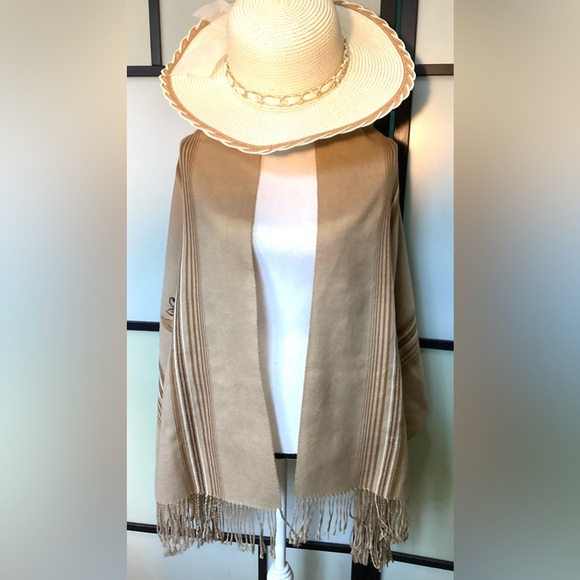 Accessories - Embroidered scarf with fringes.